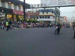Ribuan Massa Rela Menunggu Festival Budaya Dunia di Purwakarta