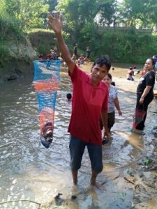 Warga Desa Kembang Kuning Ramai-Ramai “Ngagubyag Balong”