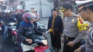 Hari Polantas ke – 60, Polres Sukabumi Kota Bagi-Bagi Bunga