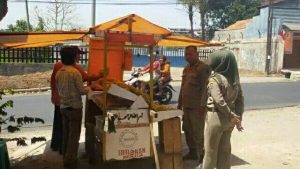 Satpol-PP Tertibkan PKL Sepanjang Jalan Sadang