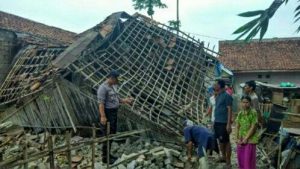 Diterjang Angin Rumah Warga Baros Roboh