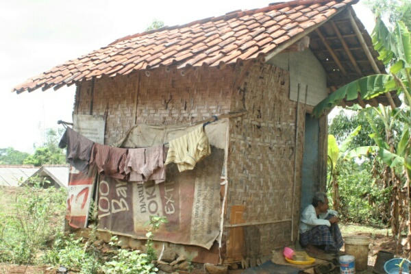 Seorang Kakek Renta Tinggal Sendiri di rumah Tak Layak Huni