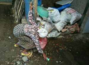 Usia Renta, Mak Okoy Pilih Jadi Pemulung