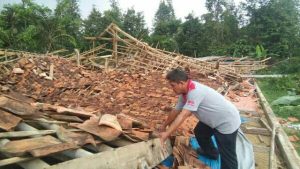 Kandang Ayam di Darangdan Ambruk