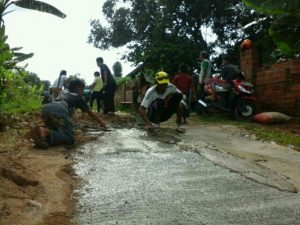 Warga Coblong Gotong Royong Perbaiki Jalan Rusak