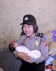 Kiprah Bripda Dina, Polwan Cantik yang Bantu Kelahiran Bayi