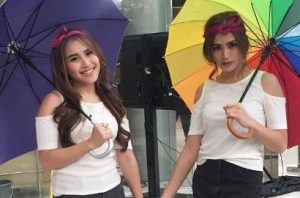Ayu Ting Ting dan Jessica Iskandar Jadi Ojek Payung Tercantik di Dunia