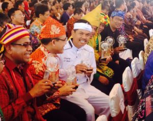 Presiden Joko Widodo Menyerahkan Penghargaan ‘Kepala Daerah Pro Budaya’ Kepada Dedi Mulyadi