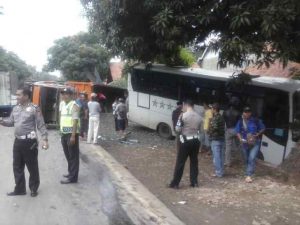 Tronton Hantam Bus Karyawan di Sukatani Purwakarta