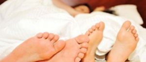 Suami Pergoki Istri Asyik ‘Gituan’ dengan Pria Lain di Rumah