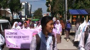 Bagikan Kerudung Gratis, KAMMI Tolak Valentine