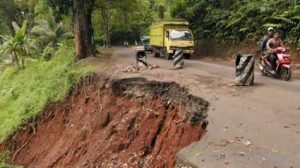 Hati-Hati Jalan Utama Cianjur – Cikalongkulon Belum Selesai Diperbaiki