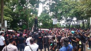 Ratusan Ormas ‘Pandawa Lima’ Demo Gedung Putih Purwakarta