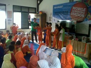 Asyik… Sharp Mobile Learning Station Kunjungi SDN 3 Nagrikidul Purwakarta