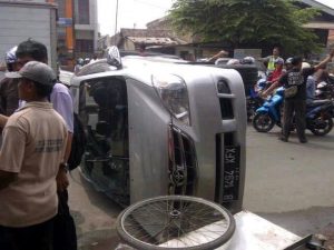 Sopir Ngantuk, Avanza Alami Kecelakaan Tunggal di Depok