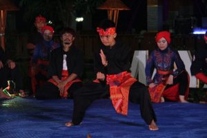 Malam Minggu Jangan Lupa Pakai Ikat dan Samping ke Taman Sri Baduga Purwakarta
