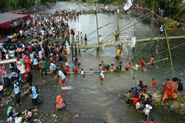 Bupati Purwakarta Dedi Mulyadi Hadiri Festival Cipasarangan Garut Selatan