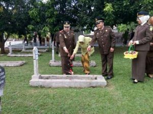 Hari Bhakti Adhyaksa ke-56 Kejari Purwakarta Tabur Bunga