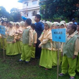 PNS Perbatasan Sempatkan Waktu Antar Anak di Hari Pertama Masuk Sekolah