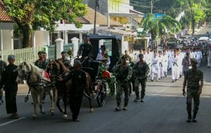 Nyi Mas Malati Kirab Bendera Pusaka pada Upacara Kemerdekaan di Purwakarta