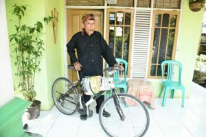 Tiap Hari, Pria Tua Ini Keliling Desa Bawa Buku untuk Dibaca Warga dan Anak-Anak