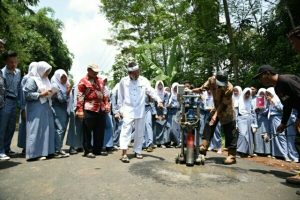 Bupati Purwakarta Ajak Pelajar Praktik Pembangunan Jalan