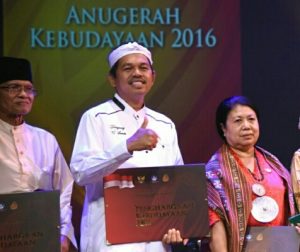 Kemendikbud Ganjar Bupati Purwakarta Dedi Mulyadi Penghargaan Kebudayaan