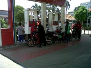Pemerintah Turunkan Premium, Solar Naik