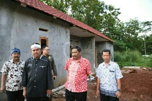 Bupati Purwakarta Dedi Mulyadi Segel Pembangunan Perumahan Tak Berizin di Desa Kertamukti