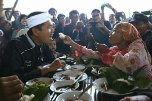 Makan Bersama Pemulung, Bupati Dedi Disuapi Oleh Pemulung