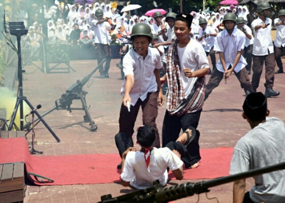 Pasukan Caping dan Aksi Teaterikal Ramaikan HUT TNI ke-71 di Purwakarta