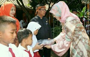 Anne Serahkan Daging Pada Ratusan Pelajar di Tegalwaru