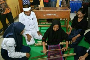 Guru Tenun Asal Baduy Ngajar Siswa Purwakarta