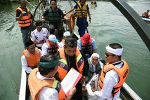 Kades Ampih Ketakutan Saat Dilantik di Sungai Citarum