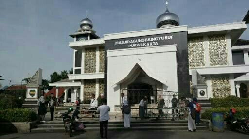 Aksi Balasan Pelajar Nonmuslim Bersihkan Masjid Agung Purwakarta