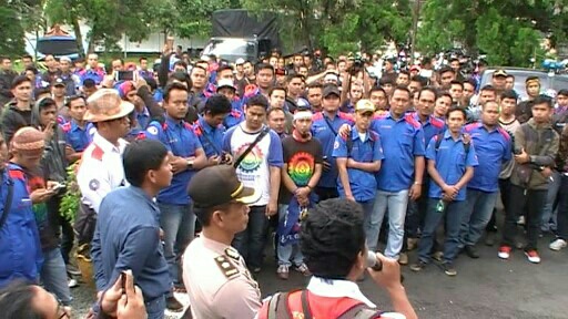 Ratusan Buruh Kepung Pendopo Sukabumi Tuntut Upah Sektoral