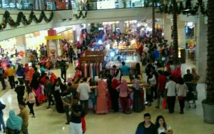 Warga Depok Serbu Diskon Malam Natal
