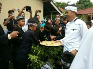 Bupati Dedi Dampingi Pelajar Tanam Cabai