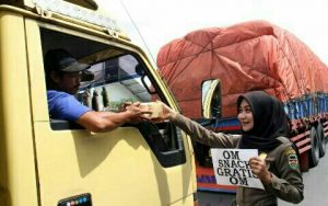 Keceriaan Satpol Cantik Purwakarta Bagikan Snack di Tengah Kemacetan
