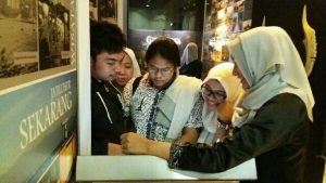 Pelajar SMAN 68 Jakarta Terkagum-kagum Lihat Diorama Tatar Sunda Purwakarta