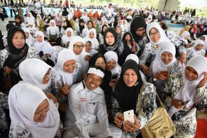 Kang Dedi Umrohkan Seorang Guru Honorer Asal Bandung