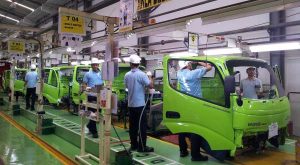 Truk Hino Lahir Setiap 9 Menit di Purwakarta