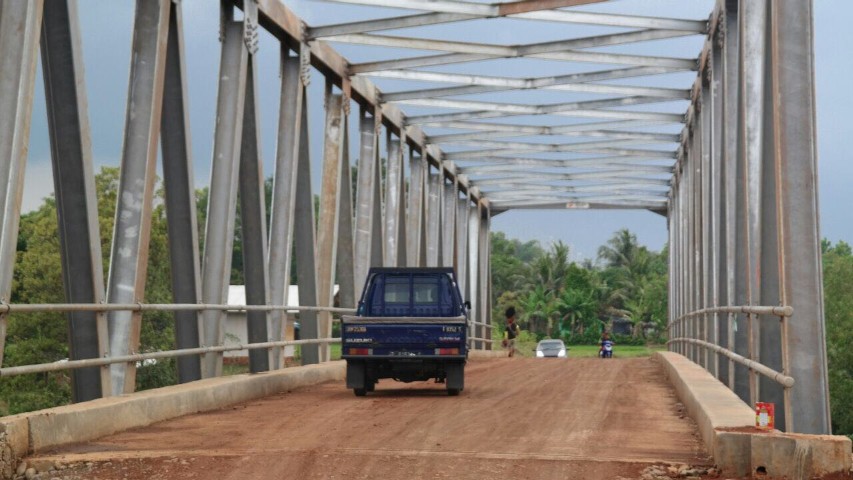 Warga Dua Kabupaten Mulai Rasakan Manfaat Jembatan Cihambulu
