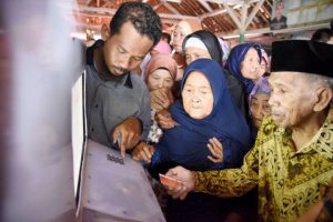 Warga Purwakarta Ngambil Beras Premium Cukup di ATM