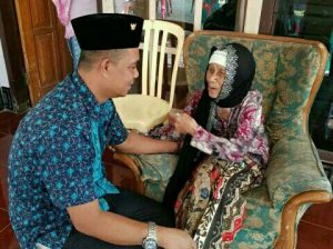 Balon Bupati Purwakarta Ini Soan Kepada Nenek Berusia Satu Abad