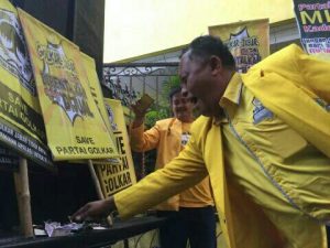 Sindir Pimpinan, Kader Golkar Pasang Bendera Setengah Tiang Hingga Kumpulkan Koin