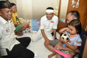 Mau Mendaftar ke KPU Jabar, Warga Minta Dedi Mulyadi Cek Rumah Penjual Kaos Persib