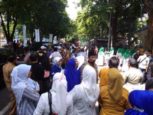 Ratusan Massa Pendukung Khofifah Emil Pehuhi Kantor KPU Jatim