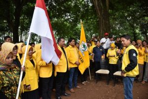 Bukan di Hotel, Dedi Mulyadi Lantik Pengurus Golkar Karawang di Depan Gubuk Reyot