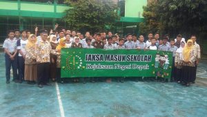 Siswa-siswi SMP 1 Antusias Sambut Jaksa Masuk Sekolah